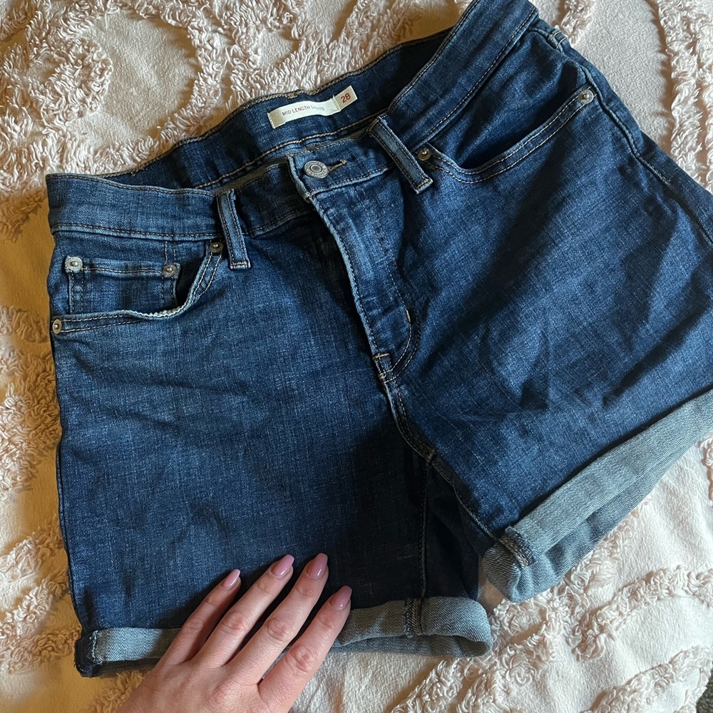 Levi’s mid length short